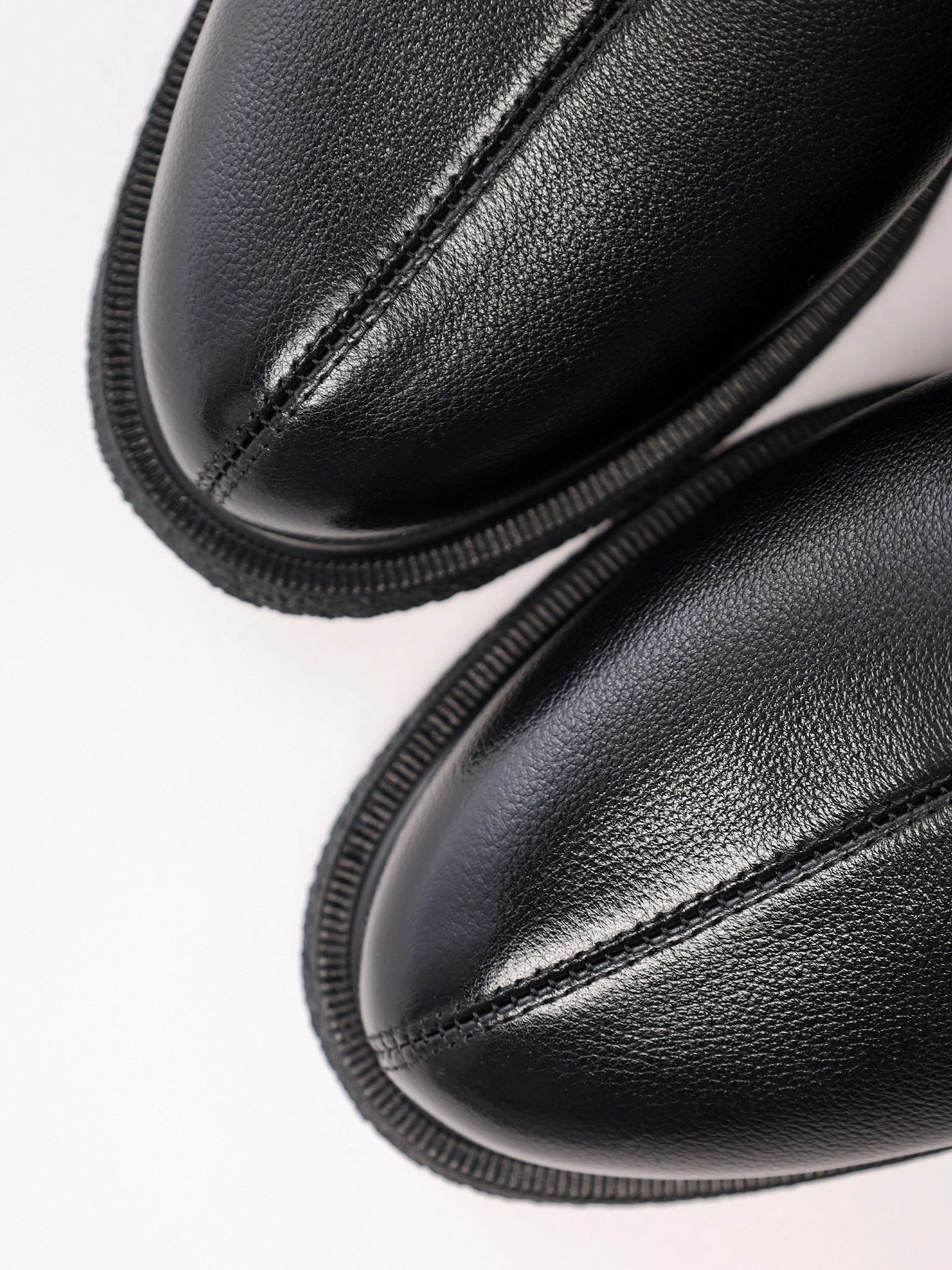 Ботинки черного цвета с декоративной молнией сзади на низком каблуке